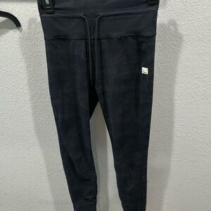 Vuori dark camo leggings. with drawstring. Size small.